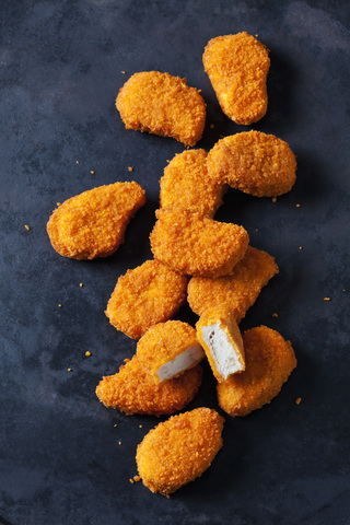 Chicken Nuggets auf dunklem Grund, lizenzfreies Stockfoto