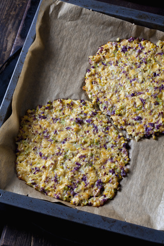 Blumenkohlpizza auf dem Backblech, lizenzfreies Stockfoto