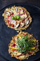 Cauliflower pizza garnished with rocket and bell pepper and champignons and cooked ham - CSF28947