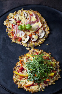 Blumenkohlpizza garniert mit Rucola und Paprika sowie Champignons und gekochtem Schinken - CSF28947
