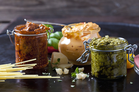 Verschiedene Pesto-Sorten, lizenzfreies Stockfoto