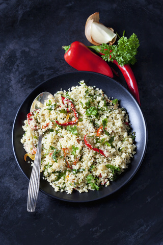 Teller mit Couscous-Salat, lizenzfreies Stockfoto