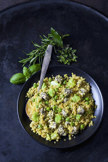 Schüssel mit Quinoa-Salat mit Saubohnen, Erbsen und Feta - CSF28974
