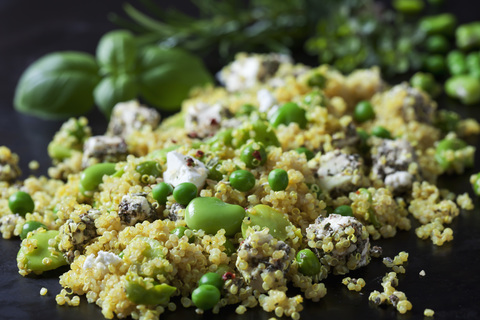 Quinoa-Salat mit Saubohnen, Erbsen und Feta, Nahaufnahme, lizenzfreies Stockfoto