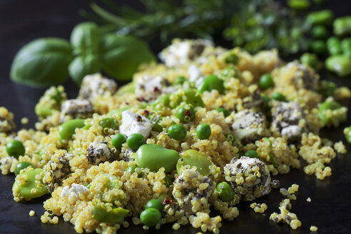 Quinoa-Salat mit Saubohnen, Erbsen und Feta, Nahaufnahme - CSF28976