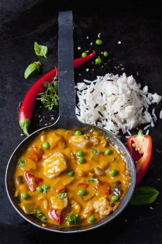 Thai-Curry mit Hühnerfilets und Basmatireis, lizenzfreies Stockfoto