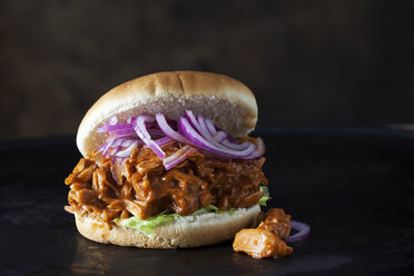 Burger mit Jackfruit-Gulasch vor dunklem Hintergrund - CSF28992