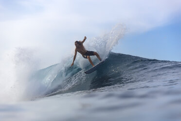 Indonesien, Sumatra, Surfer auf einer Welle - KNTF00979