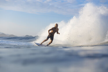 Indonesien, Sumatra, glücklicher Mann beim Surfen - KNTF00980