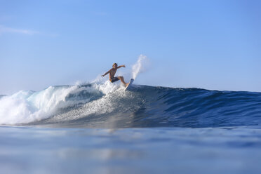 Indonesien, Sumatra, Surfer auf einer Welle - KNTF00981