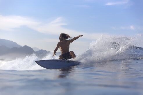 Indonesien, Sumatra, Surfer auf einer Welle - KNTF00982
