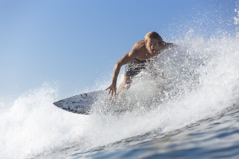 Indonesien, Sumatra, Surfer auf einer Welle - KNTF00984