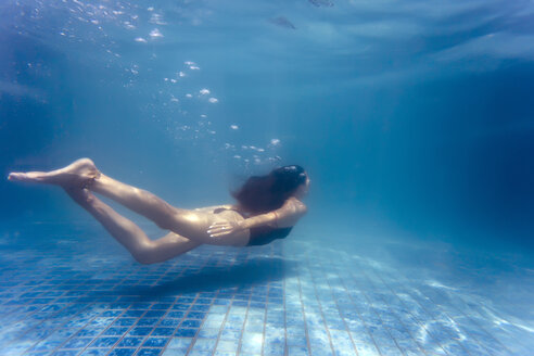 Junge Frau unter Wasser in einem Schwimmbad - KNTF00987