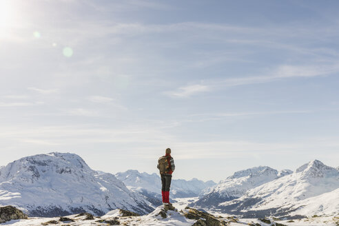 Schweiz, Engadin, Wanderer in Berglandschaft mit Blick auf die Aussicht - MRAF00259