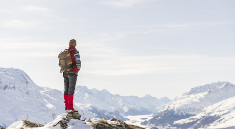 Schweiz, Engadin, Wanderer in Berglandschaft mit Blick auf die Aussicht, lizenzfreies Stockfoto