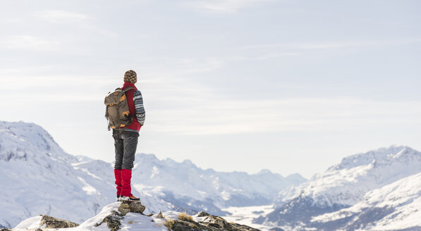 Schweiz, Engadin, Wanderer in Berglandschaft mit Blick auf die Aussicht - MRAF00260