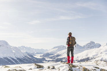 Schweiz, Engadin, Wanderer in Berglandschaft mit Blick auf die Aussicht - MRAF00261