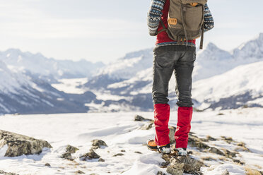 Schweiz, Engadin, Tiefschnitt eines Wanderers in einer Berglandschaft - MRAF00262