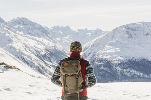 Schweiz, Engadin, Wanderer in Berglandschaft mit Blick auf die Aussicht - MRAF00263