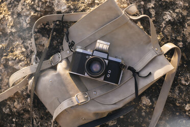 Analoge Kamera auf Rucksack im Freien - KNTF01003