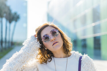 Porträt einer jungen Frau mit Sonnenbrille im Freien - AFVF00250