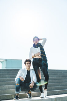 Porträt eines stilvollen jungen Paares auf einer Treppe im Freien - AFVF00256