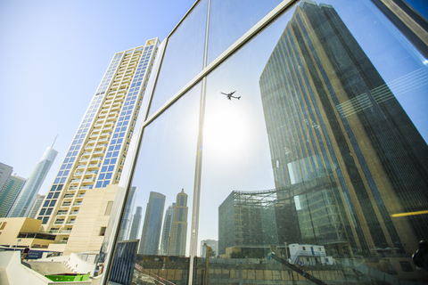 Vereinigte Arabische Emirate, Dubai, verspiegeltes Flugzeug in Glasfassade, lizenzfreies Stockfoto