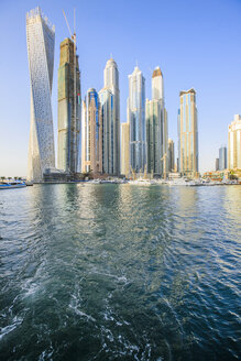 Vereinigte Arabische Emirate, Dubai, Dubai Marina mit Cayan Tower links - ZEF15018