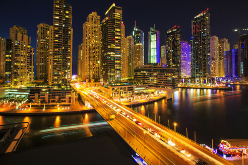 Vereinigte Arabische Emirate, Dubai, Dubai Marina bei Nacht - ZEF15024
