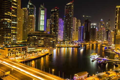 Vereinigte Arabische Emirate, Dubai, Dubai Marina bei Nacht - ZEF15025