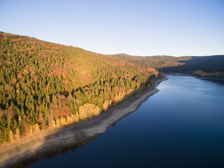 Deutschland, Bayern, Nationalpark Bayerischer Wald, Trinkwassertalsperre Frauenau im Herbst - FOF09836