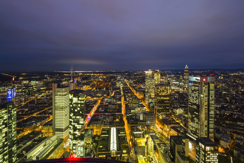 Deutschland, Frankfurt, Blick vom Maintower auf das Finanzviertel, blaue Stunde, lizenzfreies Stockfoto