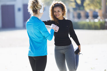 Zwei sportliche junge Frauen bereiten sich auf einen Lauf vor - JSRF00002