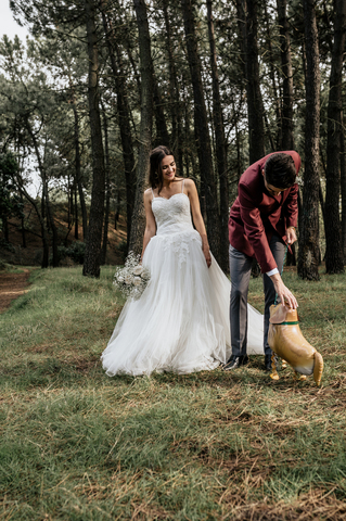 Braut und Bräutigam im Wald mit lustigem hundeförmigen Ballon, lizenzfreies Stockfoto