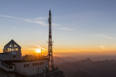 Österreich, Deutschland, Bayern, Zugspitze, Bergstation, Aussichtsplattform, Antennenmast bei Sonnenuntergang - FO09849