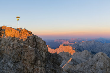 Österreich, Deutschland, Bayern, Zugspitze, Gipfelkreuz im Abendlicht - FOF09850