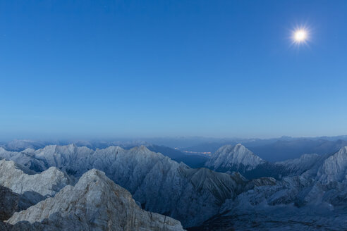 Österreich, Deutschland, Bayern, Zugspitze, Gipfel und Vollmond - FOF09853