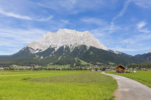Österreich, Tirol, Lermoos, Ehrwalder Becken, Blick auf Ehrwald und Zugspitze - FOF09854
