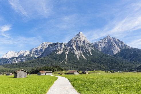 Österreich, Tirol, Lermoos, Ehrwalder Becken, Blick auf Ehrwalder Sonnenspitze, Grünstein, Ehrwald, Mieminger Kette - FOF09855