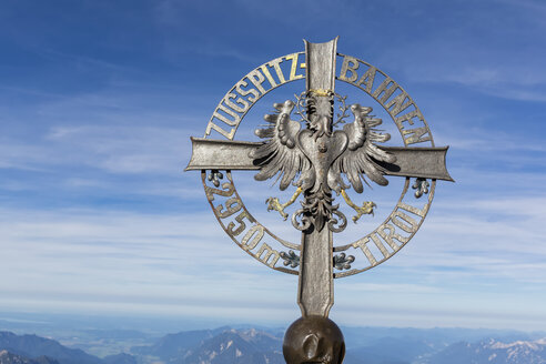 Österreich, Deutschland, Bayern, Zugspitze, Gipfelkreuz, Schrift Zugspitzbahn - FOF09857
