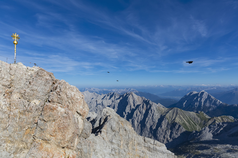 Österreich, Deutschland, Bayern, Zugspitze, Gipfelkreuz, Ostgipfel, lizenzfreies Stockfoto