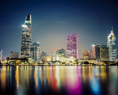 Vietnam, Ho-Chi-Minh-Stadt, Skyline bei Nacht - MADF01398