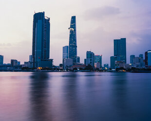 Vietnam, Ho Chi Minh Stadt, Skyline bei Sonnenuntergang - MADF01400