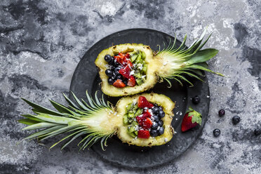 Geschnittene Ananas mit Früchten, Kiwi, Erdbeere und Heidelbeere - SARF03589