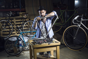 Porträt eines Mechanikers in einer Fahrradwerkstatt - JSRF00032