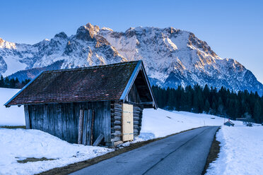 Germany, Bavaria, Upper Bavaria, Garmisch-Partenkirchen, Werdenfelser Land, barn at road - STSF01466