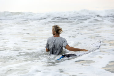 Indonesien, Bali, Surfer und Surfbrett im Wasser - KNTF01012