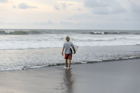 Indonesien, Bali, Surfer läuft ins Wasser - KNTF01017