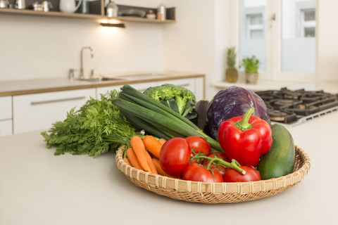 Frisches Gemüse auf der Küchentheke, lizenzfreies Stockfoto