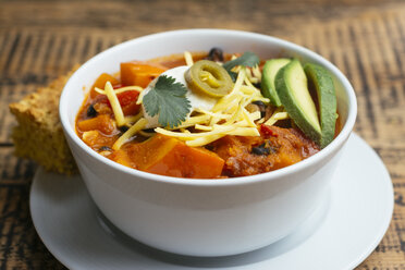 Vegan winter squash chili, served with cornbread. - HAWF00989